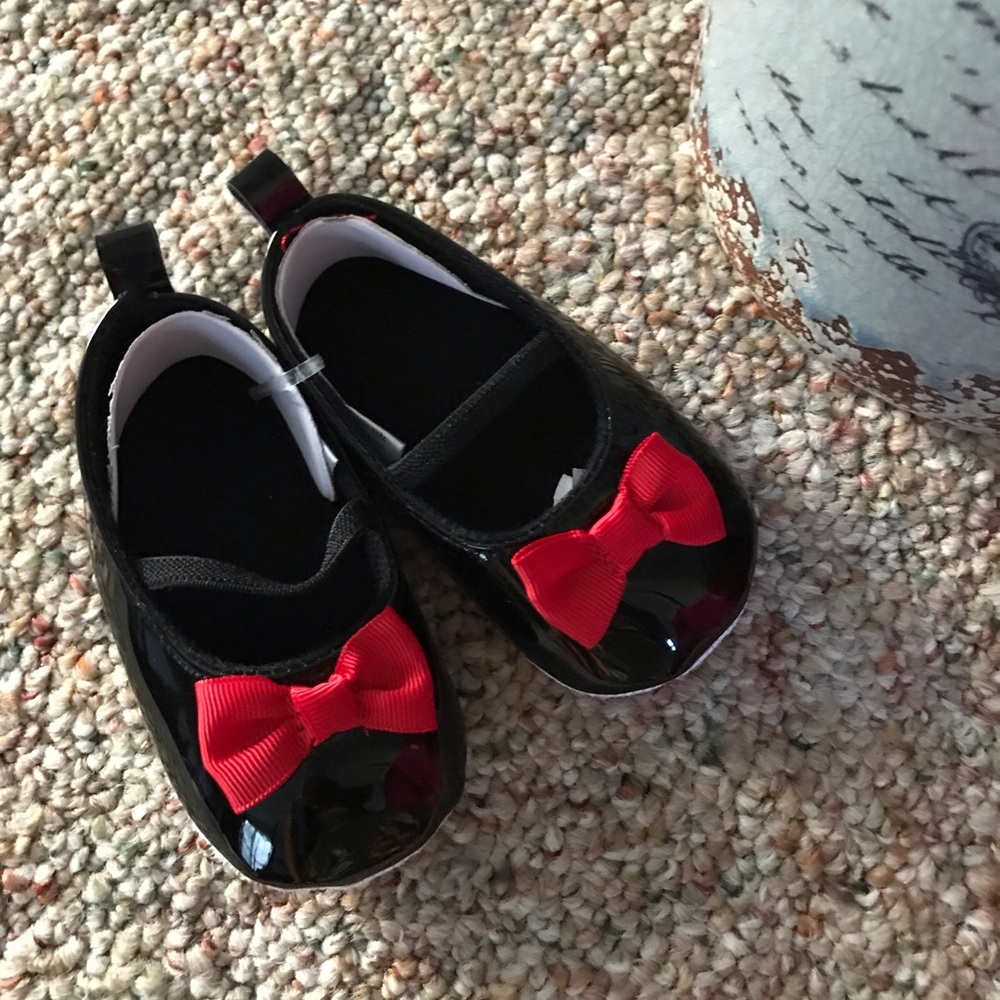 Minnie Mouse girl’s red bow shoes • 6-12mo • NEW